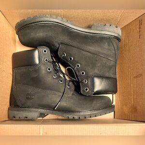 WOMANS PREMIUM 6” BOOT BLACK SIZE 8.5 NEW IN BOX; ONLY HAVE TRIED ON.FLAWLESS.